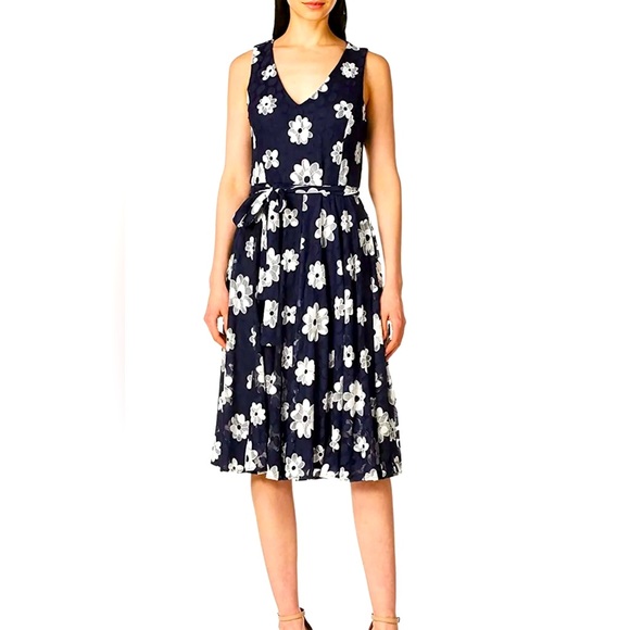 Tommy Hilfiger Dresses & Skirts - Tommy Hilfiger EUC Daisy Lace Floral Navy and White Belted Sleeveless Midi Dress